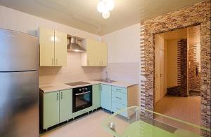 トムスクにあるДвухкомнатные апартаменты Советская 69のキッチン(青いキャビネット、冷蔵庫付)