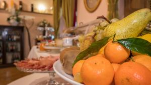 un cumulo di frutta seduto su un tavolo di Borgo Di Celle a Città di Castello