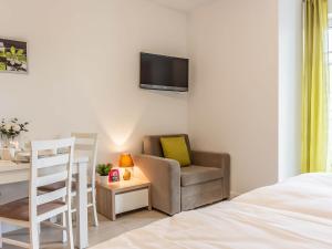 a bedroom with a desk and a chair and a bed at VacationClub - Aquamarina Apartament A-39 in Świnoujście