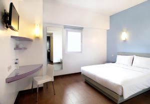Postel nebo postele na pokoji v ubytování Amaris Hotel Bandara Soekarno Hatta