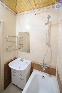 トムスクにあるДвухкомнатные апартаменты Советская 69のバスルーム(洗面台、トイレ、シャワー付)
