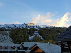 a view of a snow covered mountain with houses at Appartement 3 pièces 6 personnes, Le Panoramique, La Joue du loup in La Joue du Loup +3 photos