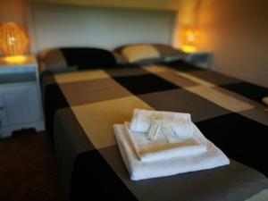 ボルセーナにあるGiardini del Lago / Marisのホテルルーム ベッド1台にタオル2枚付