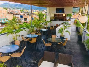un restaurante con mesas y sillas y vistas a la ciudad en Hotel Central en Tarapoto