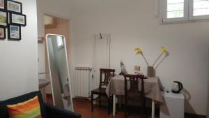 ローマにあるDreaming Navona Roomsのダイニングルーム(テーブル、椅子、窓付)