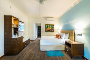 Voodi või voodid majutusasutuse Margaritaville Beach Resort Playa Flamingo toas