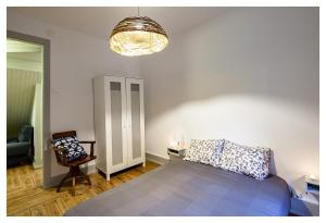 een slaapkamer met een bed, een stoel en een lamp bij Quinta da Regadas in Arouca