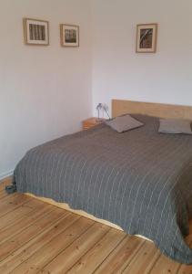 1 dormitorio con 1 cama y suelo de madera en Hof Heideland 1, en Eichholz