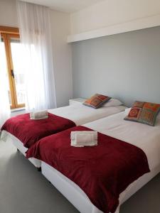 dos camas sentadas una al lado de la otra en un dormitorio en Maria Violeta Tourism Apartment, en Cadaval