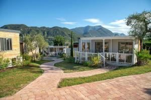 Afbeelding uit fotogalerij van Weekend Glamping Resort in San Felice del Benaco