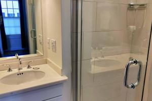 Un baño de Benchmark Inn