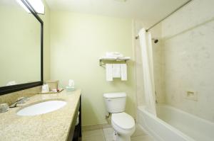 Super 8 by Wyndham Hull Street Midlothian Richmond Area的一间浴室