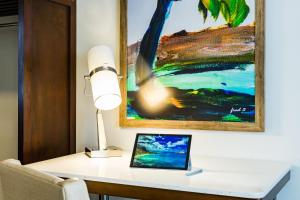 Televiisor ja/või meelelahutuskeskus majutusasutuses Margaritaville Beach Resort Playa Flamingo
