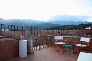 アレーナス・デ・サン・ペドロにあるCasa Tiburcioの山の景色を望むバルコニー(椅子付)