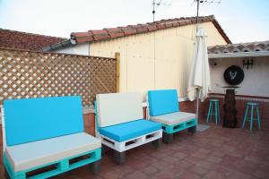アレーナス・デ・サン・ペドロにあるCasa Tiburcioの- パティオ(青と白の椅子2脚付)