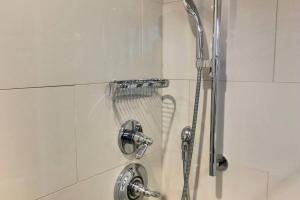 Un baño de Benchmark Inn