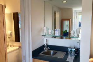 Un baño de Benchmark Inn
