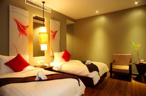 Postel nebo postele na pokoji v ubytování Chongfah Resort Khao Lak - SHA Extra Plus