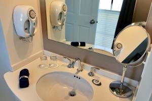 Un baño de Benchmark Inn