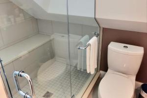 Un baño de Benchmark Inn