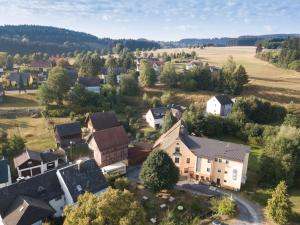 eine Luftansicht eines kleinen Dorfes mit Häusern in der Unterkunft Landgasthof Zur Mühle in Naila