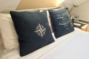 Una cama o camas en una habitación de Benchmark Inn