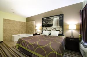 Super 8 by Wyndham Hull Street Midlothian Richmond Area客房内的一张或多张床位