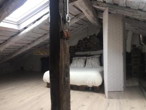 a bedroom with a large bed in an attic at LA RAMA DEL CASTOR in Espinama