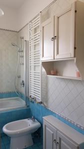 un bagno con lavandino, WC e vasca di Casa Max a Napoli Altre 43 foto