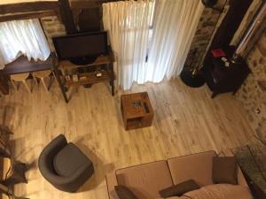an overhead view of a living room with a couch and a tv at LA RAMA DEL CASTOR in Espinama