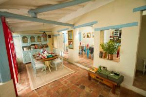 eine Küche und ein Esszimmer mit einem Tisch und Stühlen in der Unterkunft Casa Provenzal in Villa de Leyva