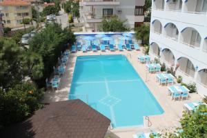 Vista sulla piscina di Altinyaz Hotel o su una piscina nei dintorni