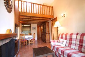 sala de estar con sofá y mesa en Borda Pascol, Atico Duplex en Tarter Zona Grandvalira en Canillo