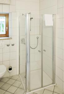 Et badeværelse på Gästehaus Truckenbrodt