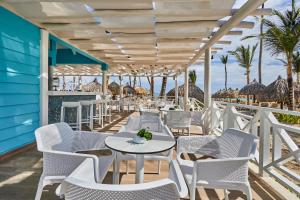Un restaurante o sitio para comer en Bahia Principe Luxury Ambar - Adults Only All Inclusive
