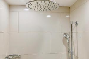 Un baño de Benchmark Inn