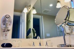 Un baño de Benchmark Inn