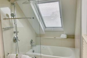 Un baño de Benchmark Inn