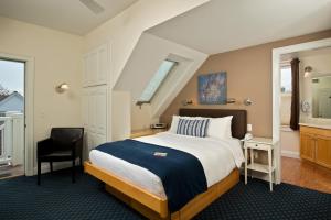 Una cama o camas en una habitación de Benchmark Inn