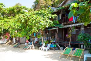 チャン島にあるBaan na home stayの建物前に座椅子