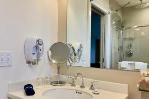 Un baño de Benchmark Inn