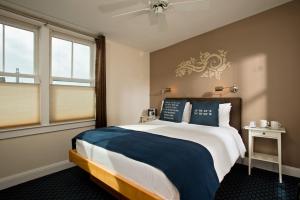 Una cama o camas en una habitación de Benchmark Inn