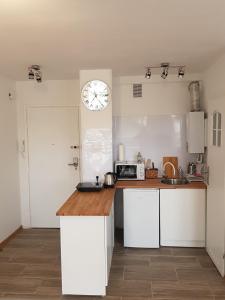 A kitchen or kitchenette at Apartament przy Stadionie Free Parking