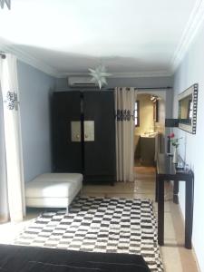 salon z białym łóżkiem i dywanem w obiekcie Riad Azza w Marakeszu