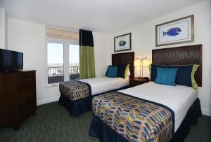 Atlantic Terrace by Capital Vacations tesisinde bir odada yatak veya yataklar