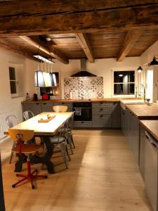 une cuisine avec une table et des chaises. dans l'établissement Carpe Diem Home - Au pied de la Cathédrale, à Strasbourg