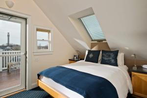 Una cama o camas en una habitación de Benchmark Inn
