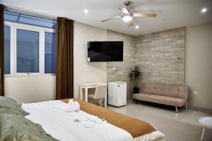 a bedroom with a bed and a flat screen tv at LC Hoteles Piura in Piura