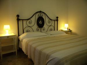 1 dormitorio con 1 cama grande y 2 mesitas de noche en Verena Dependance Savoia & Campana, en Montecatini Terme