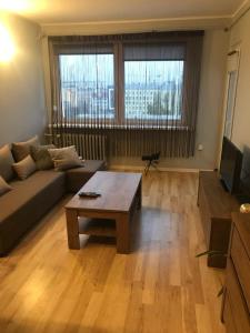 ein Wohnzimmer mit einem Sofa und einem Couchtisch in der Unterkunft mieszkanie in Gdynia